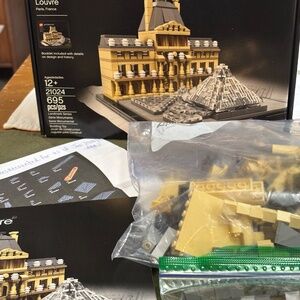 Previously built LEGO Architecture "Louvre" 21024 INCL. All pieces. manual & box